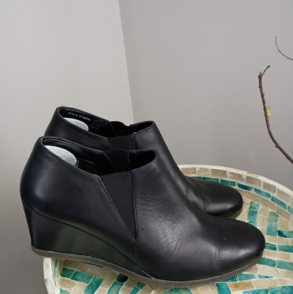 Flexx Size 9  Women’s Black Leather  Wedge Boots.like New